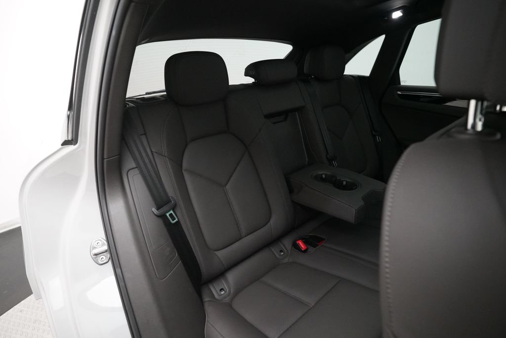 Certified 2023 Porsche Macan AWD/4WD image 29
