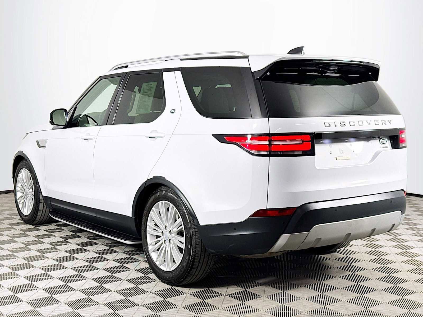 Used 2020 Land Rover Discovery HSE image 7