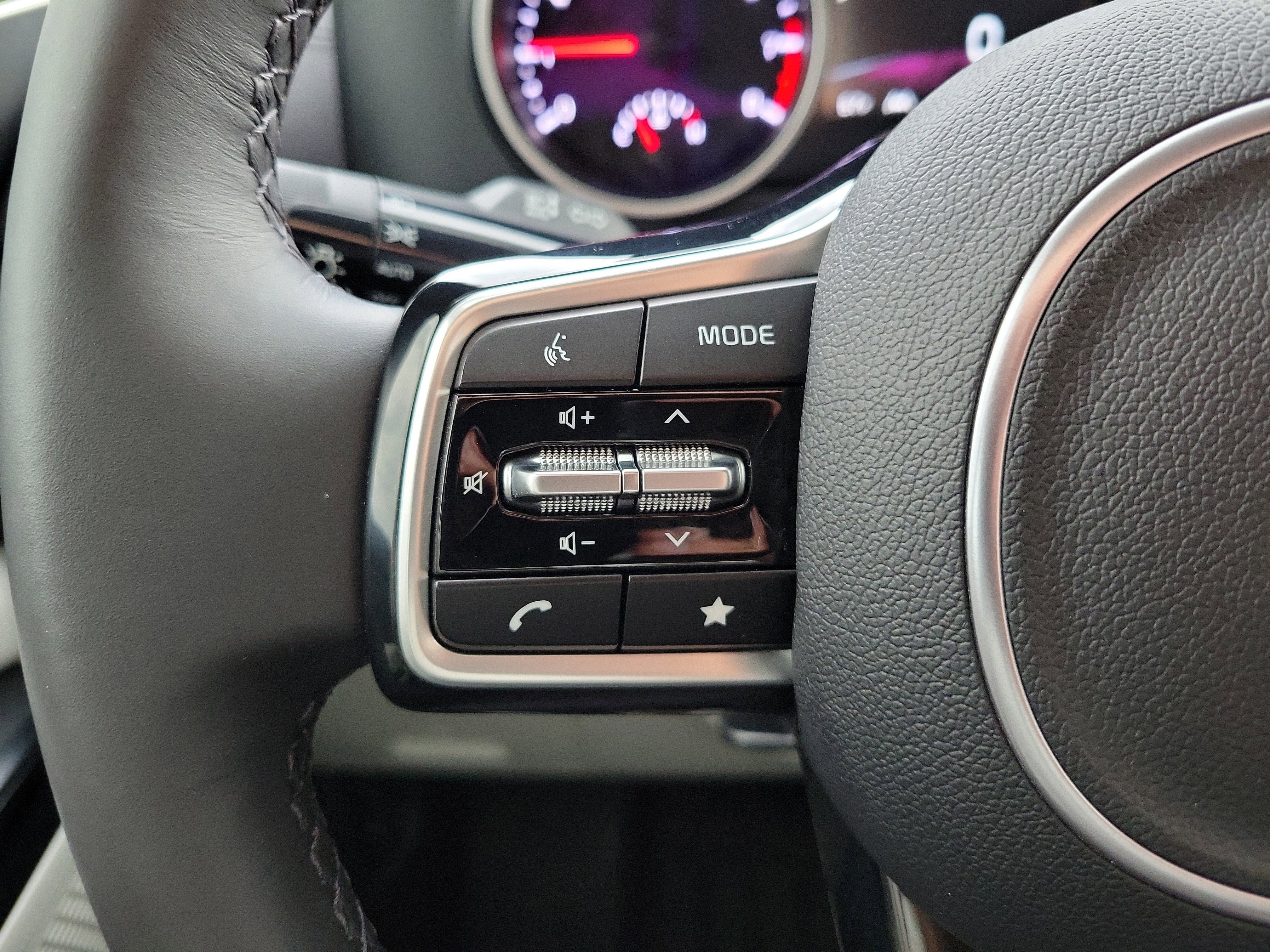 Certified 2023 Kia Carnival LX image 27