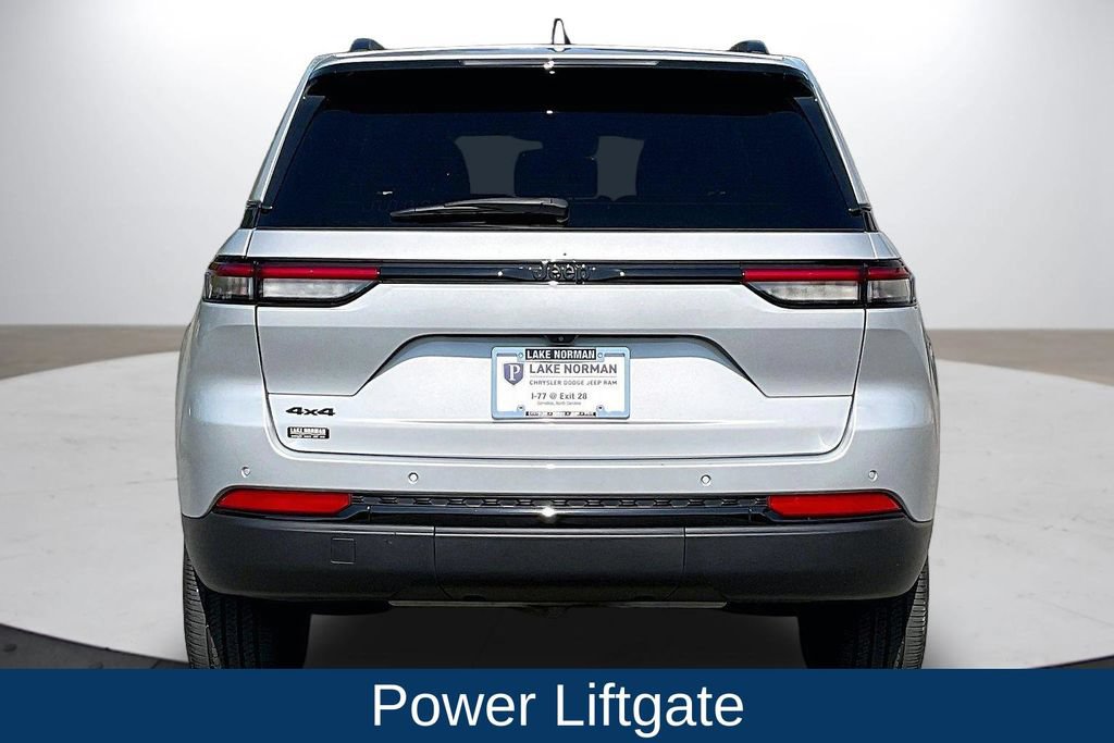 Used 2023 Jeep Grand Cherokee Altitude AWD/4WD image 9