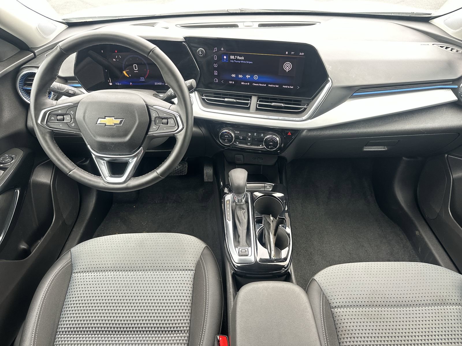 Used 2025 Chevrolet Trax LT w/ LT Convenience Package image 18