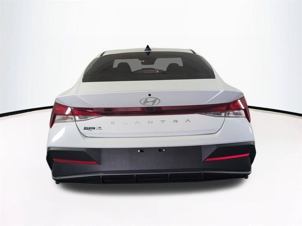 Used 2025 Hyundai Elantra SE FWD image 6