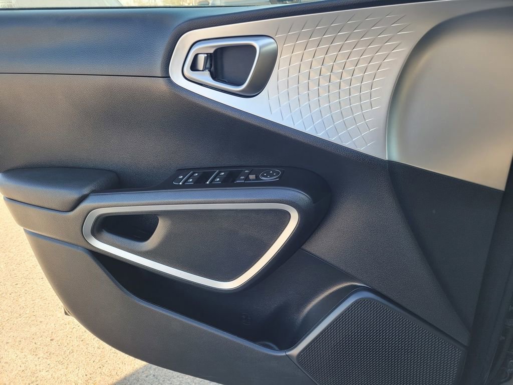 Used 2025 Kia Soul LX w/ LX Technology Package image 12