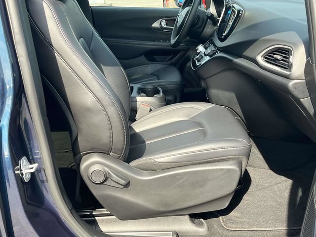 Used 2025 Chrysler Pacifica Select FWD image 23