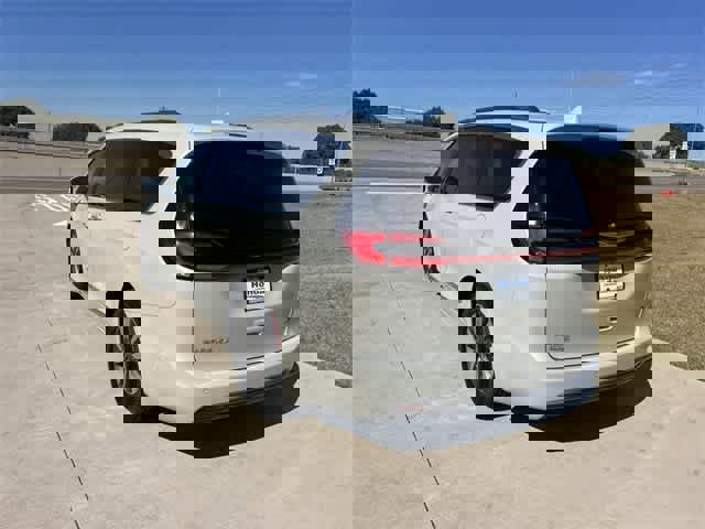 Used 2021 Chrysler Pacifica Limited w/ Uconnect Theater Family Group image 5