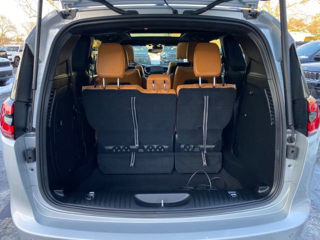 Used 2023 Chrysler Pacifica Pinnacle image 12