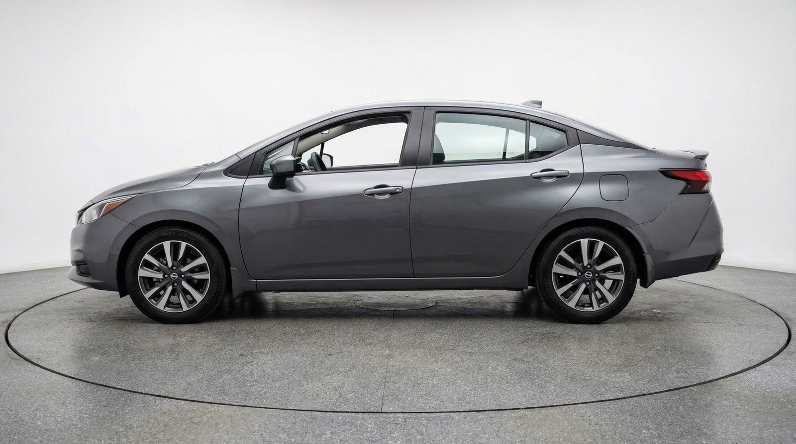 Used 2025 Nissan Versa SV image 5