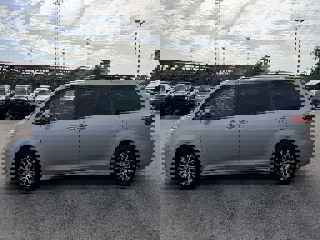 Used 2019 Toyota Sienna XLE image 8