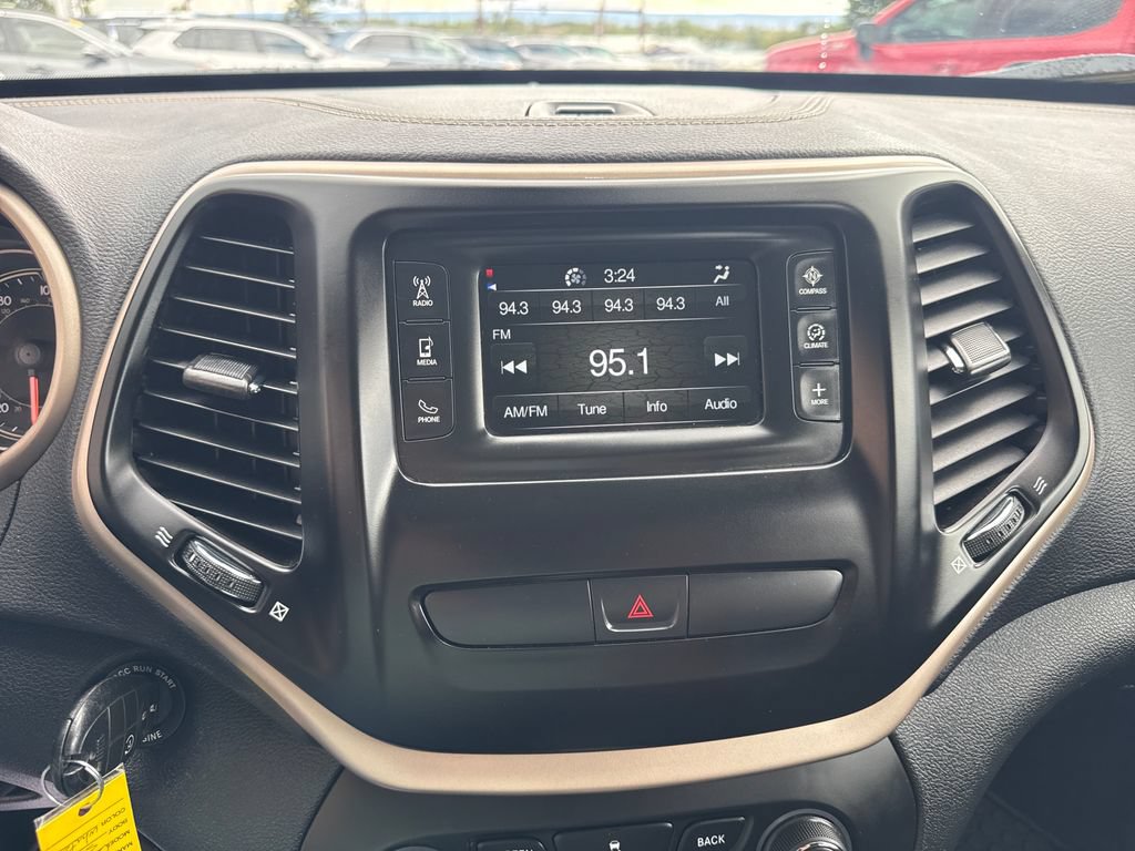Used 2017 Jeep Cherokee Latitude w/ Cold Weather Group AWD/4WD image 18