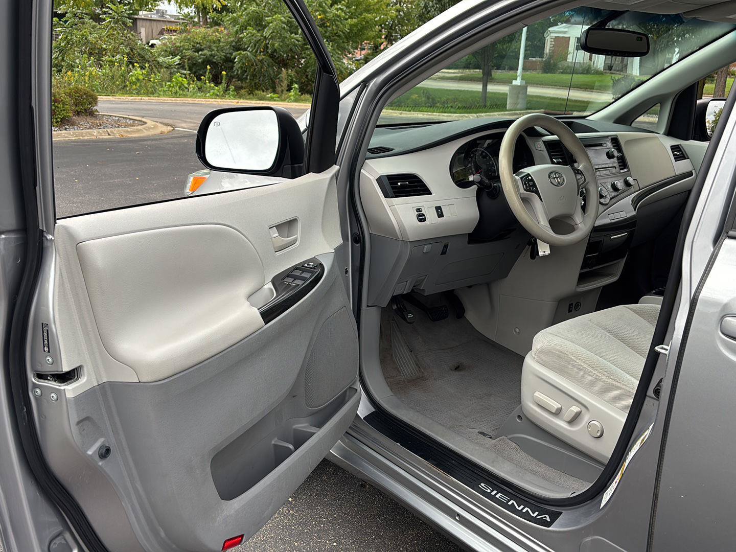 Used 2011 Toyota Sienna LE w/ Towing Pkg FWD image 2