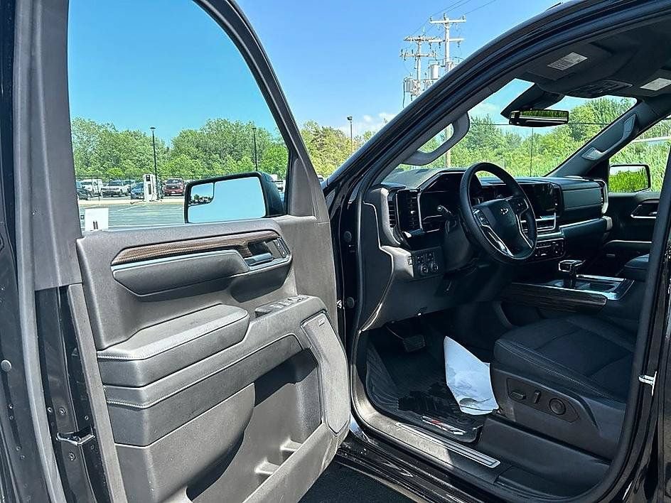 Used 2023 Chevrolet Silverado 1500 LT Trail Boss w/ Convenience Package II AWD/4WD image 9