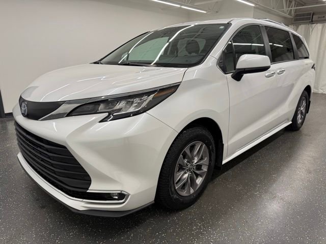 Certified 2023 Toyota Sienna XLE AWD/4WD image 5