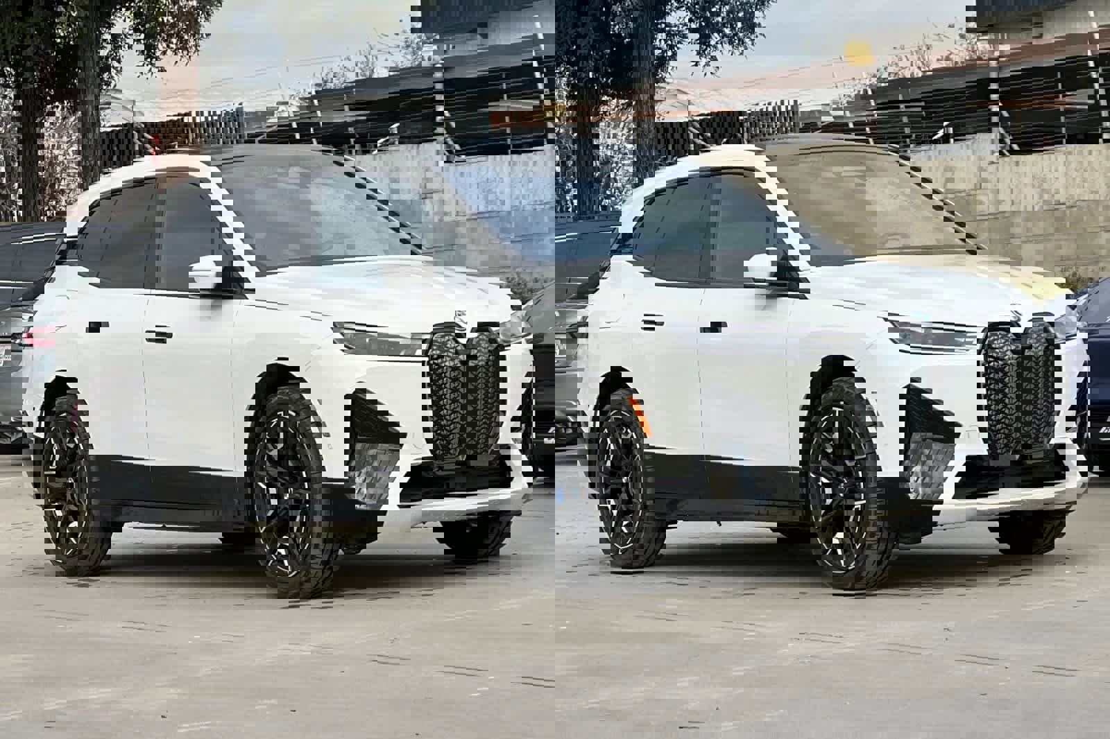 Used 2023 BMW iX xDrive50 w/ Sport Package image 10