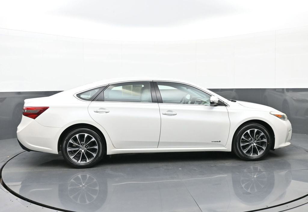 Used 2016 Toyota Avalon XLE Premium image 2