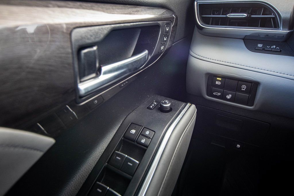 Used 2023 Toyota Highlander Limited image 28