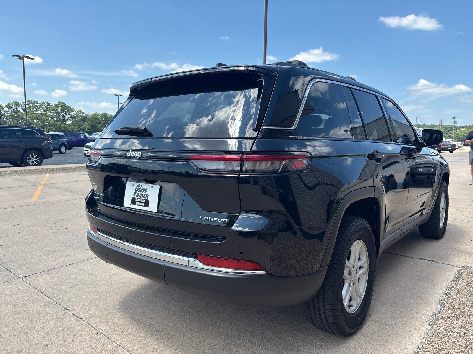 Used 2023 Jeep Grand Cherokee Laredo AWD/4WD image 8