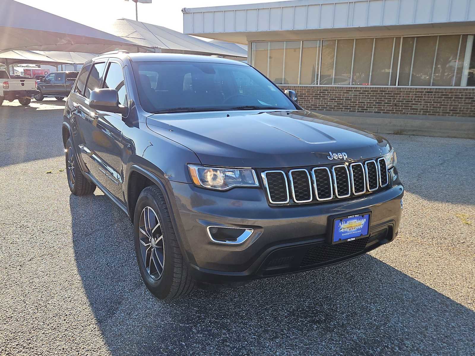 Used 2018 Jeep Grand Cherokee Laredo RWD image 2