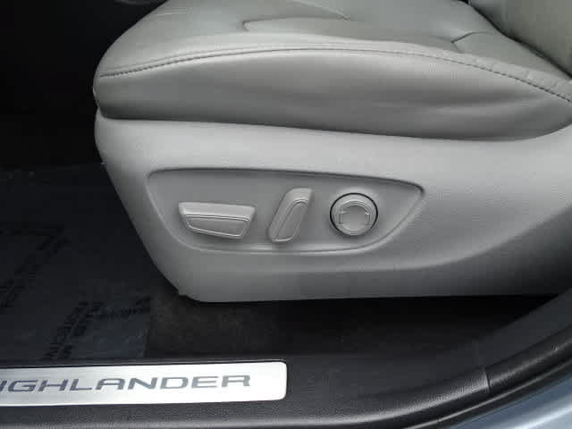 Used 2023 Toyota Highlander Limited FWD image 17