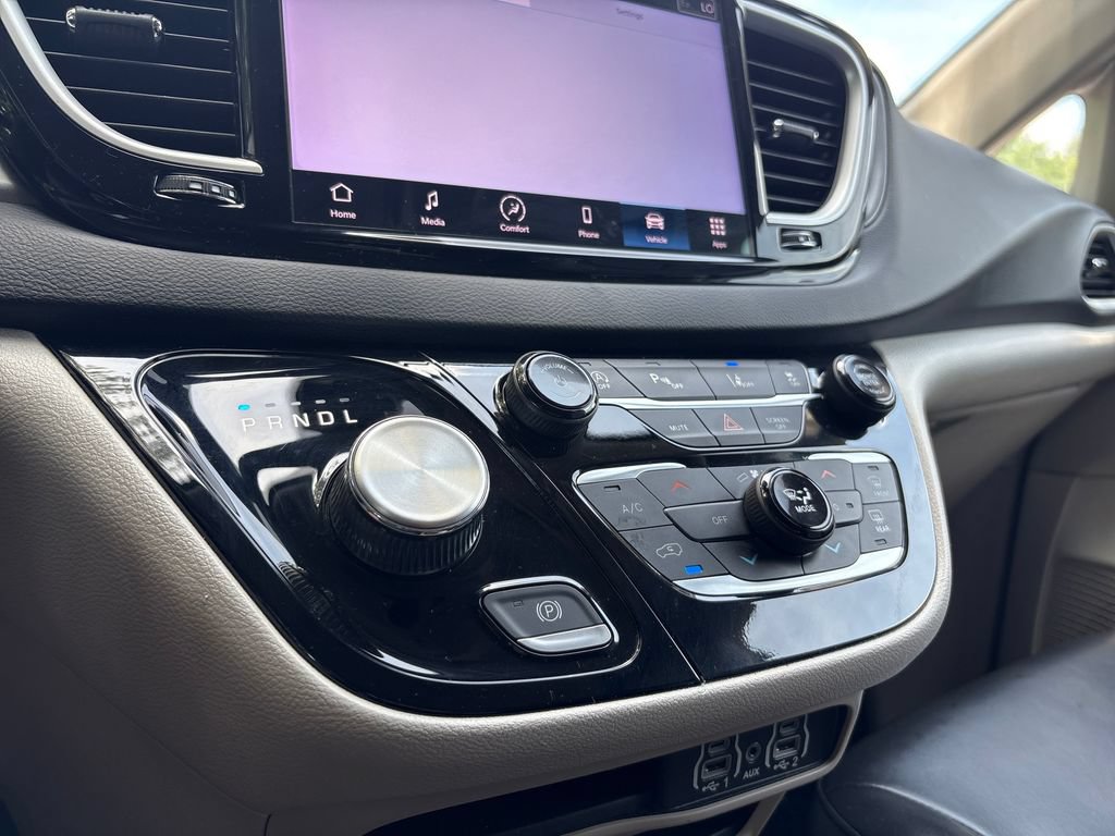 Used 2023 Chrysler Pacifica Touring-L FWD image 17