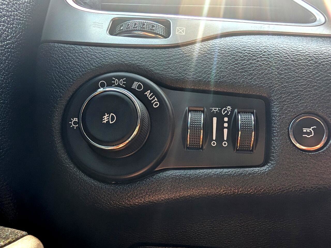 Used 2019 Jeep Cherokee Limited w/ Luxury Group image 17