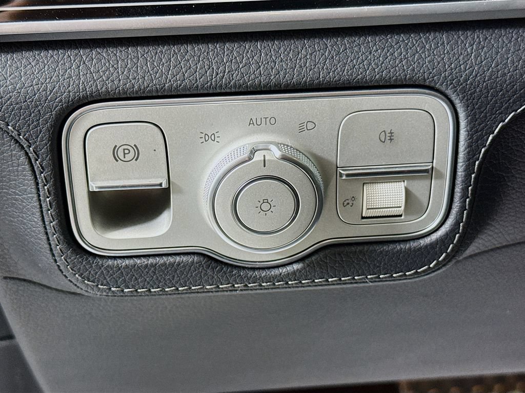 Used 2025 Mercedes-Benz GLS 580 4MATIC image 10