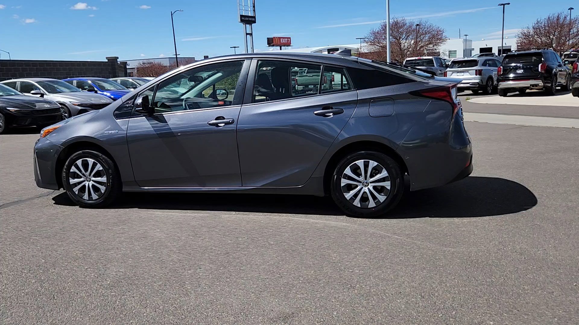 Used 2020 Toyota Prius LE AWD/4WD image 2