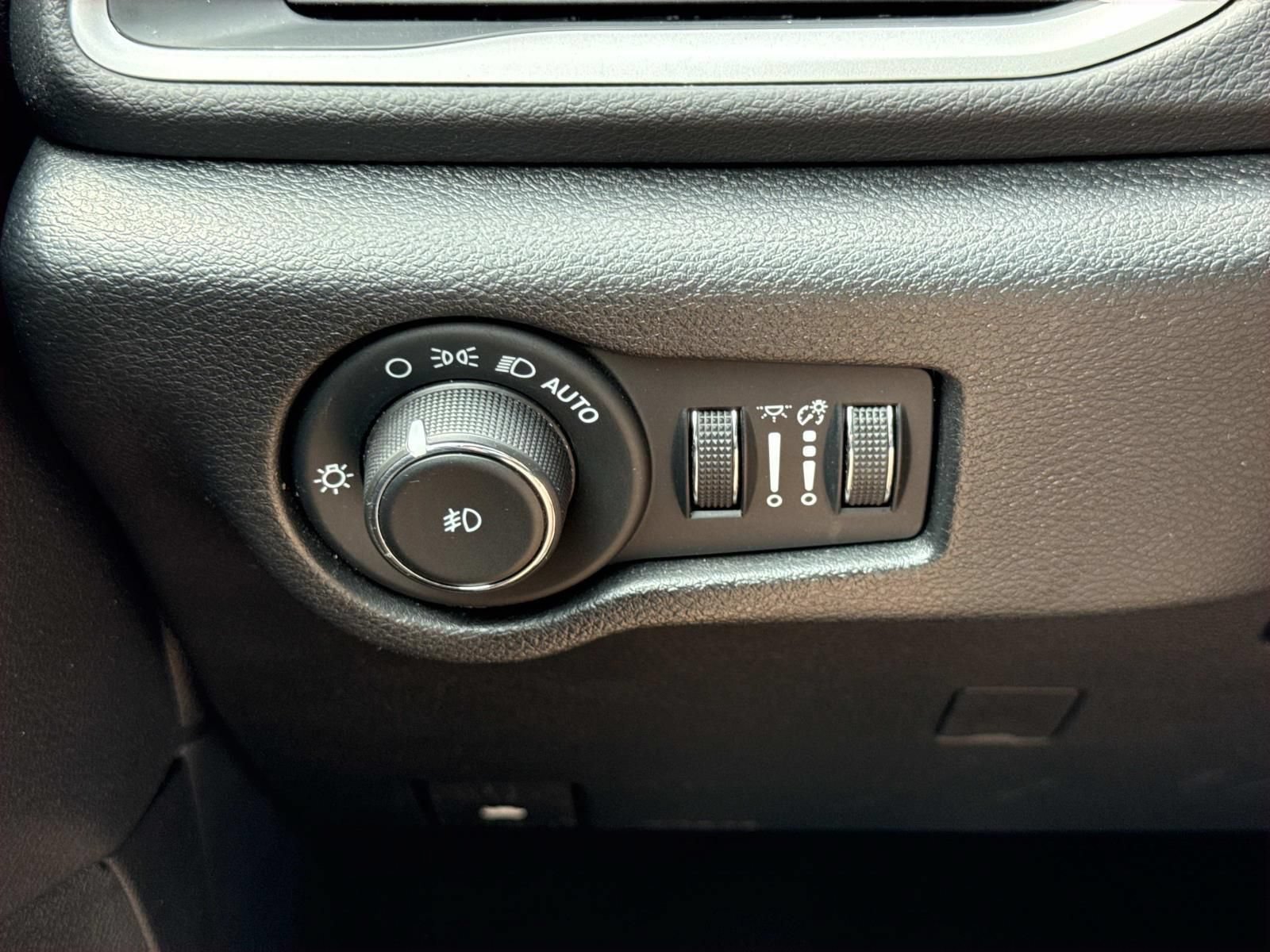 Used 2025 Chrysler Pacifica Select FWD image 19