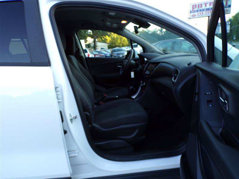 Used 2020 Chevrolet Trax LS w/ Fleet Convenience Package FWD image 17