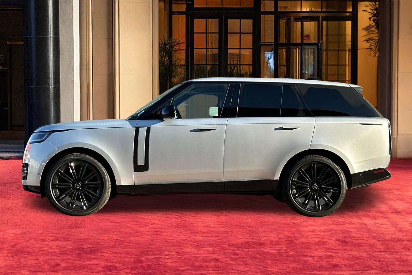 Used 2025 Land Rover Range Rover SE image 3