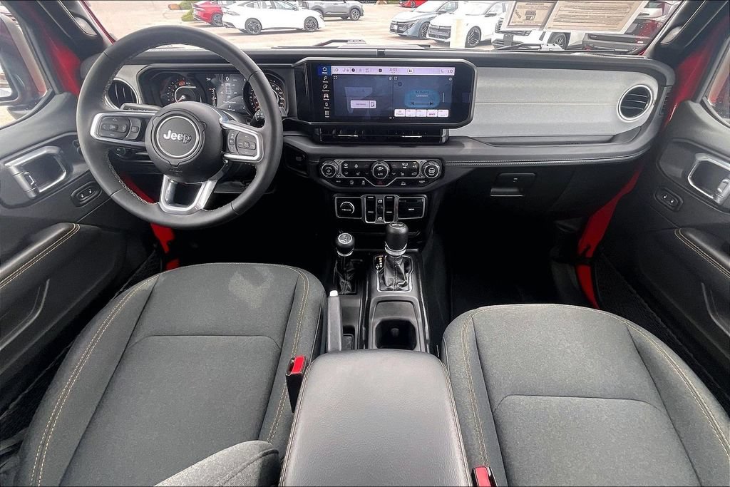 Used 2025 Jeep Wrangler Unlimited Sahara AWD/4WD image 16