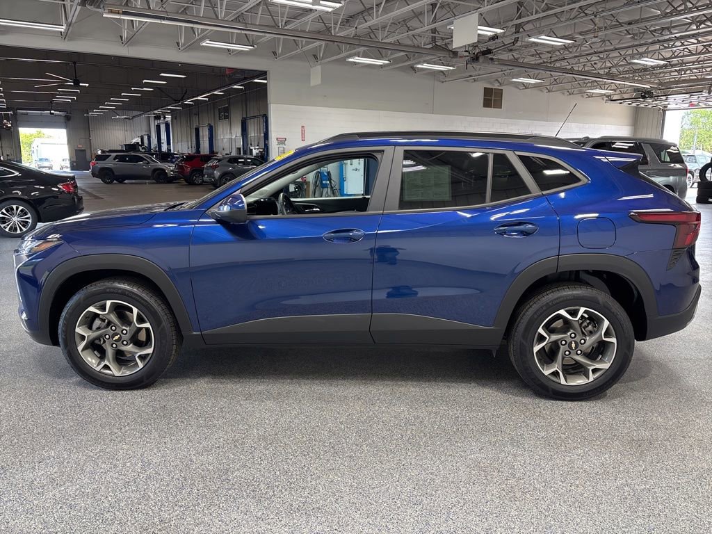 Used 2024 Chevrolet Trax LT w/ Driver Confidence Package FWD image 4
