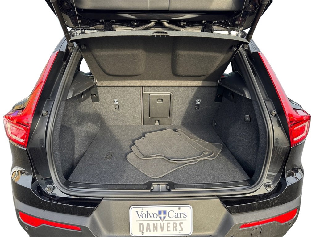 Certified 2025 Volvo XC40 B5 Plus image 5