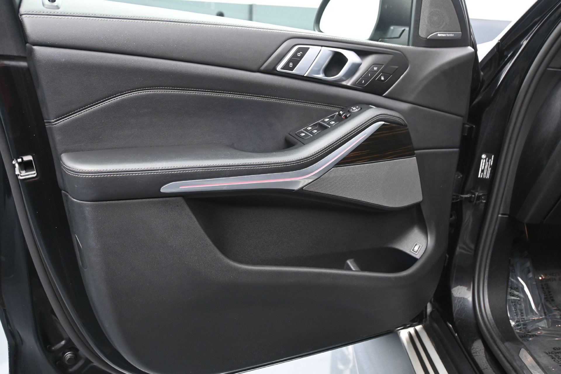 Used 2025 BMW X5 xDrive50e AWD/4WD image 25