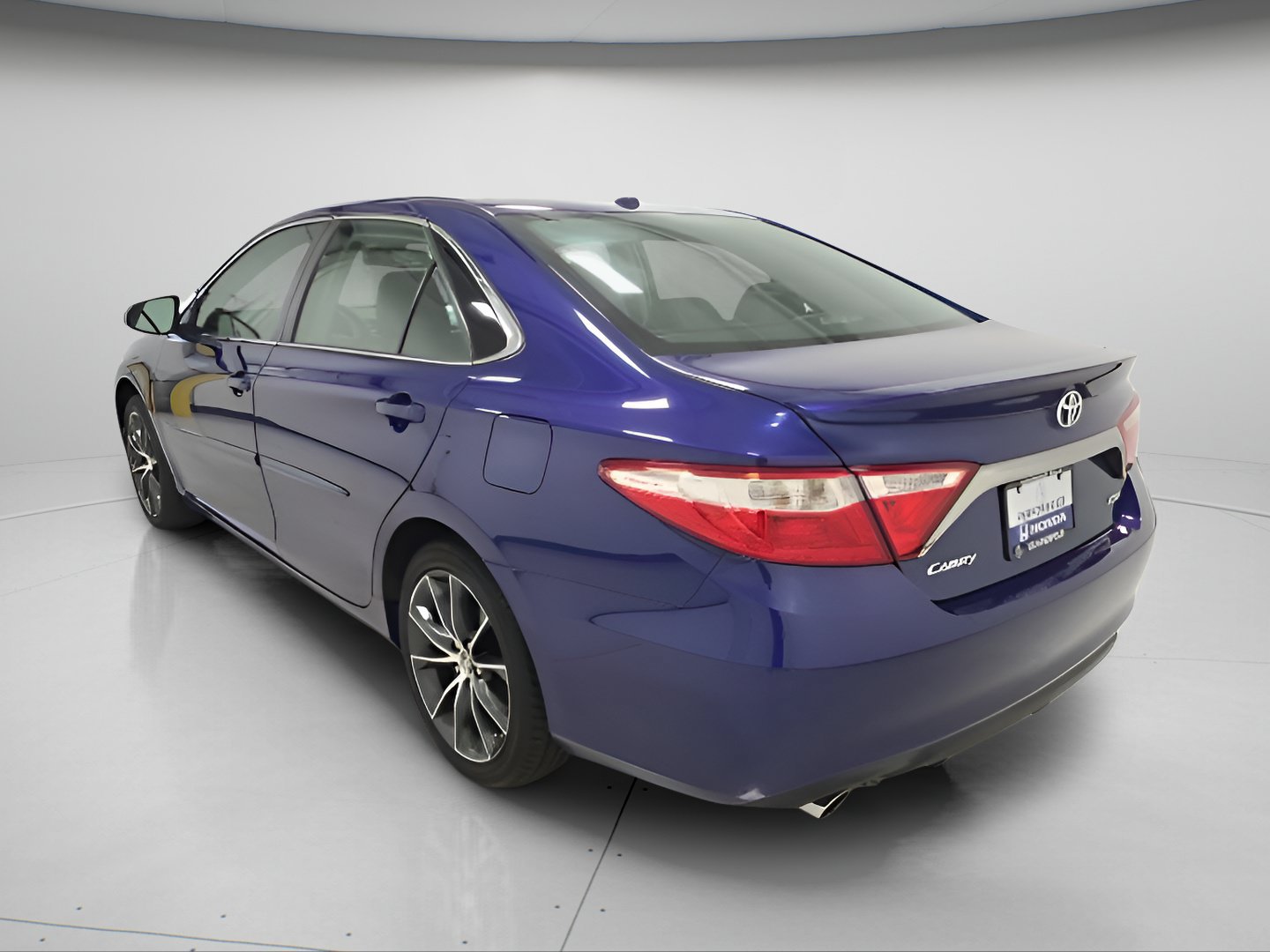 Used 2015 Toyota Camry XSE w/ Advanced Technology Package FWD image 5