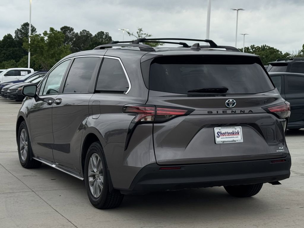 Used 2022 Toyota Sienna XLE FWD image 4