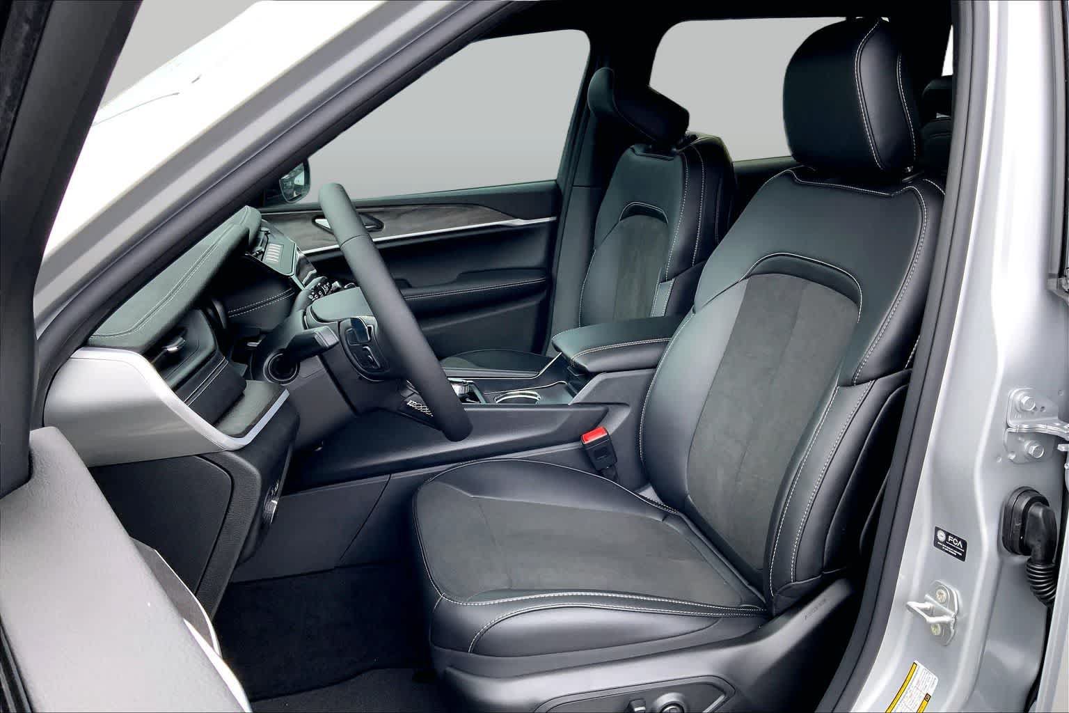 New 2026 Jeep Grand Cherokee Altitude AWD/4WD image 7