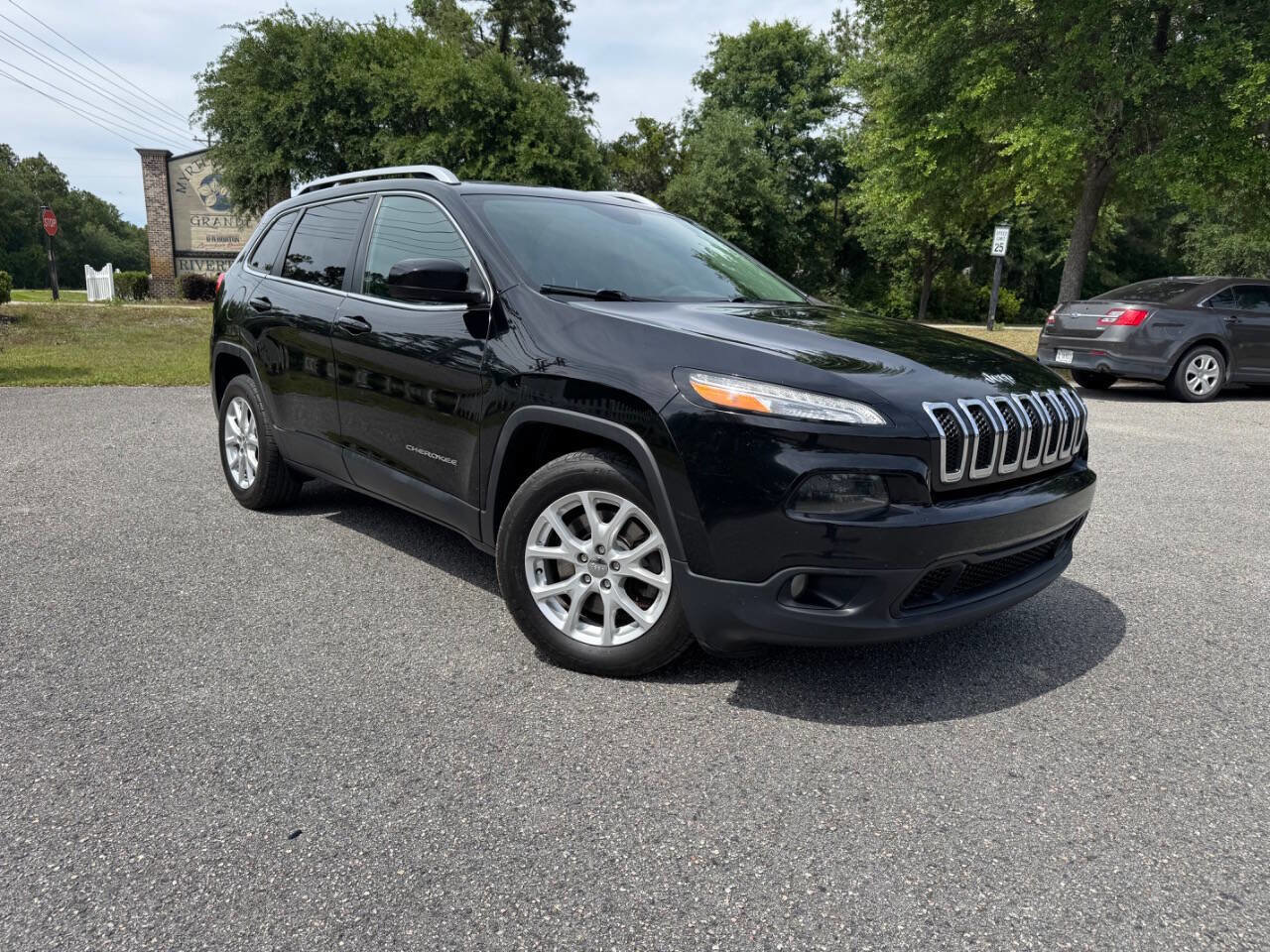 Used 2017 Jeep Cherokee Latitude w/ Comfort/Convenience Group FWD image 38