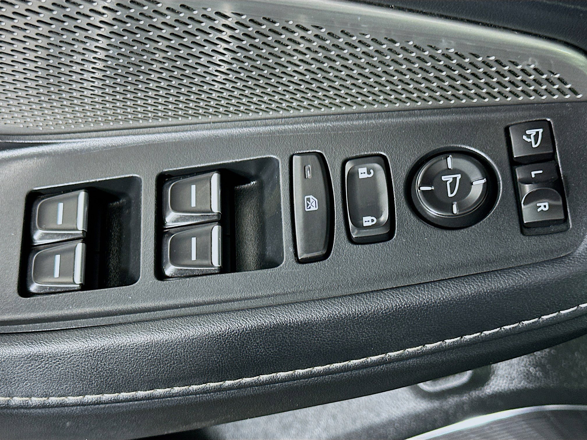 Used 2023 Acura MDX SH-AWD w/ Technology Package image 15