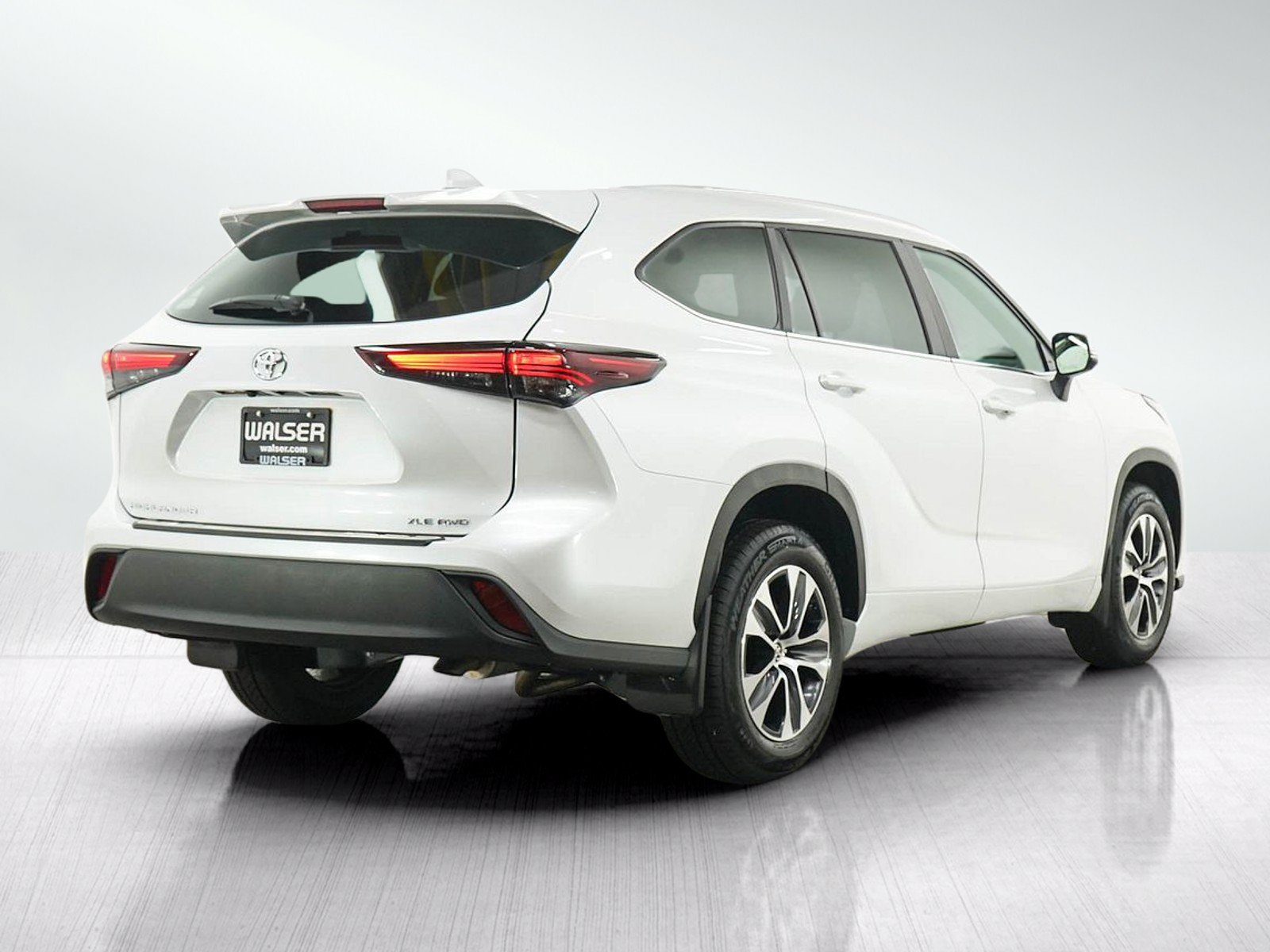 Used 2024 Toyota Highlander XLE AWD/4WD image 5