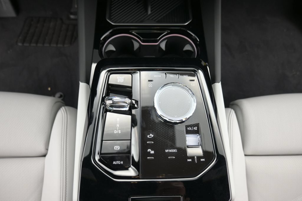 New 2026 BMW 550e xDrive w/ Executive Package AWD/4WD image 15