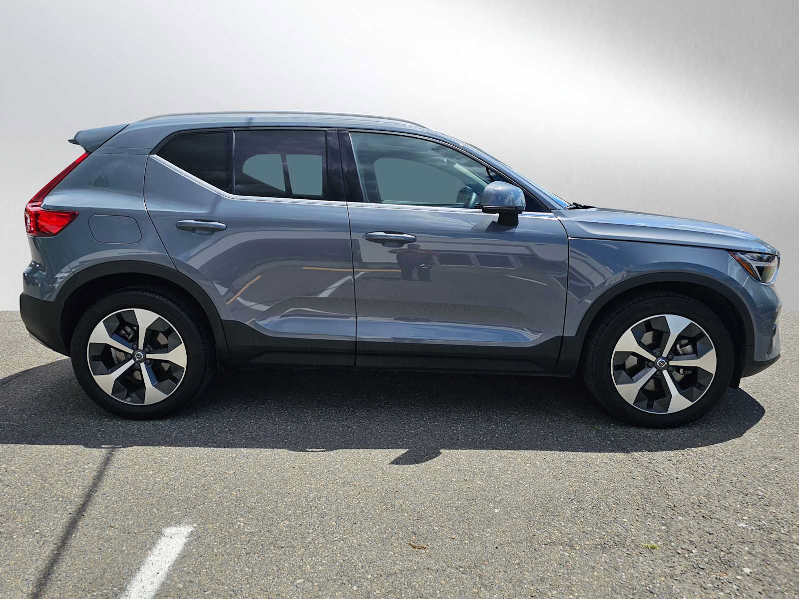 Certified 2023 Volvo XC40 B5 Plus w/ Protection Package Premier AWD/4WD image 2