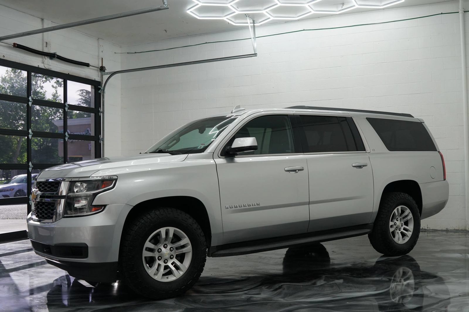 Used 2017 Chevrolet Suburban LT RWD image 9