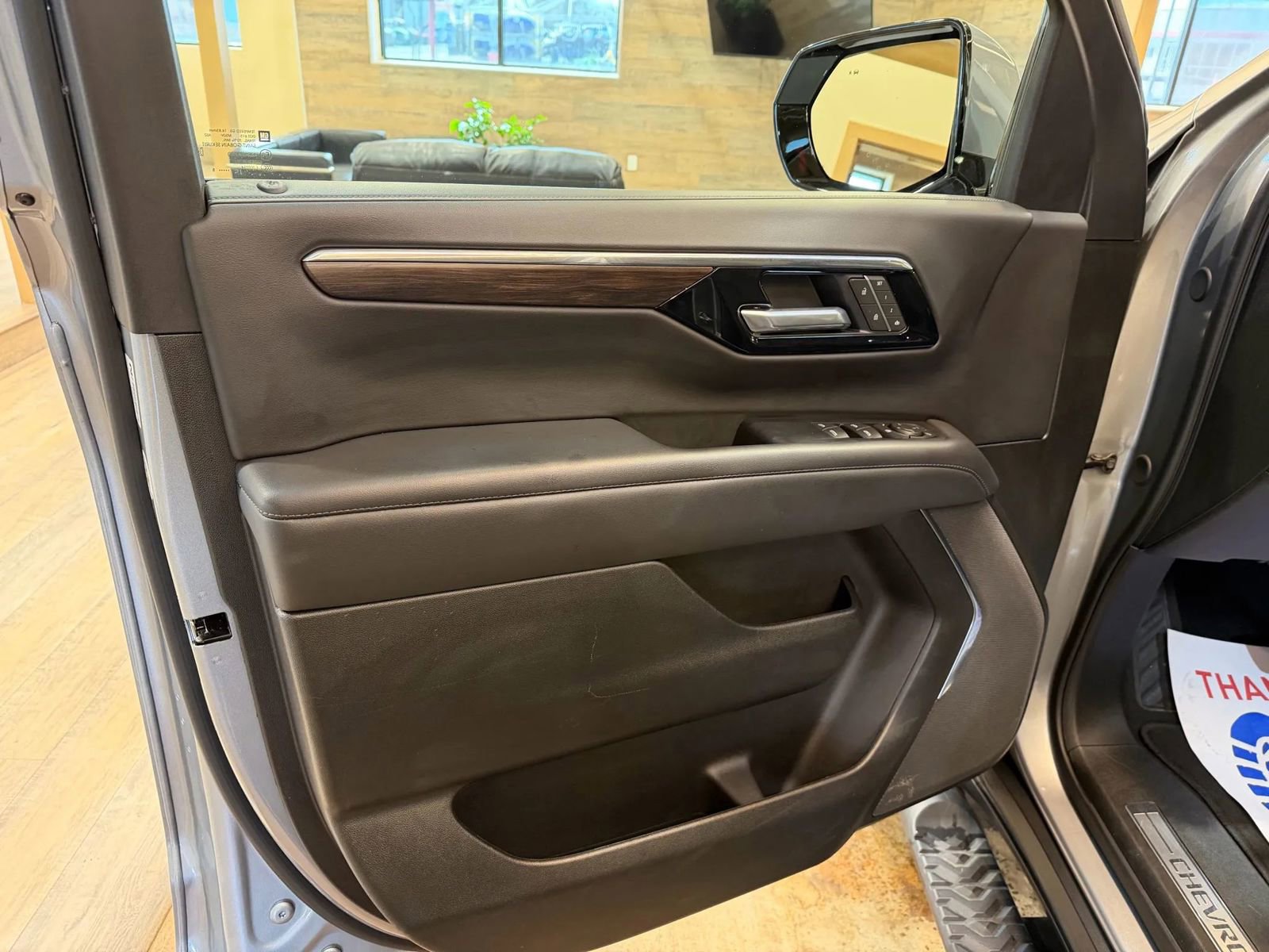 Used 2025 Chevrolet Suburban Z71 image 11