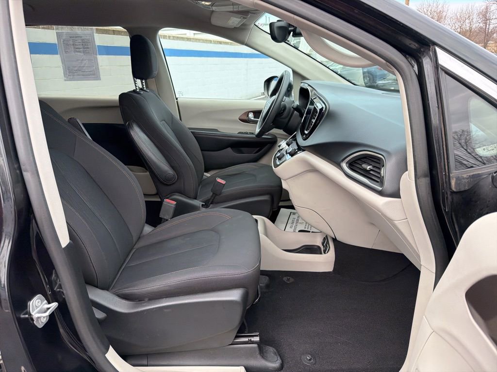 Used 2017 Chrysler Pacifica Touring image 26