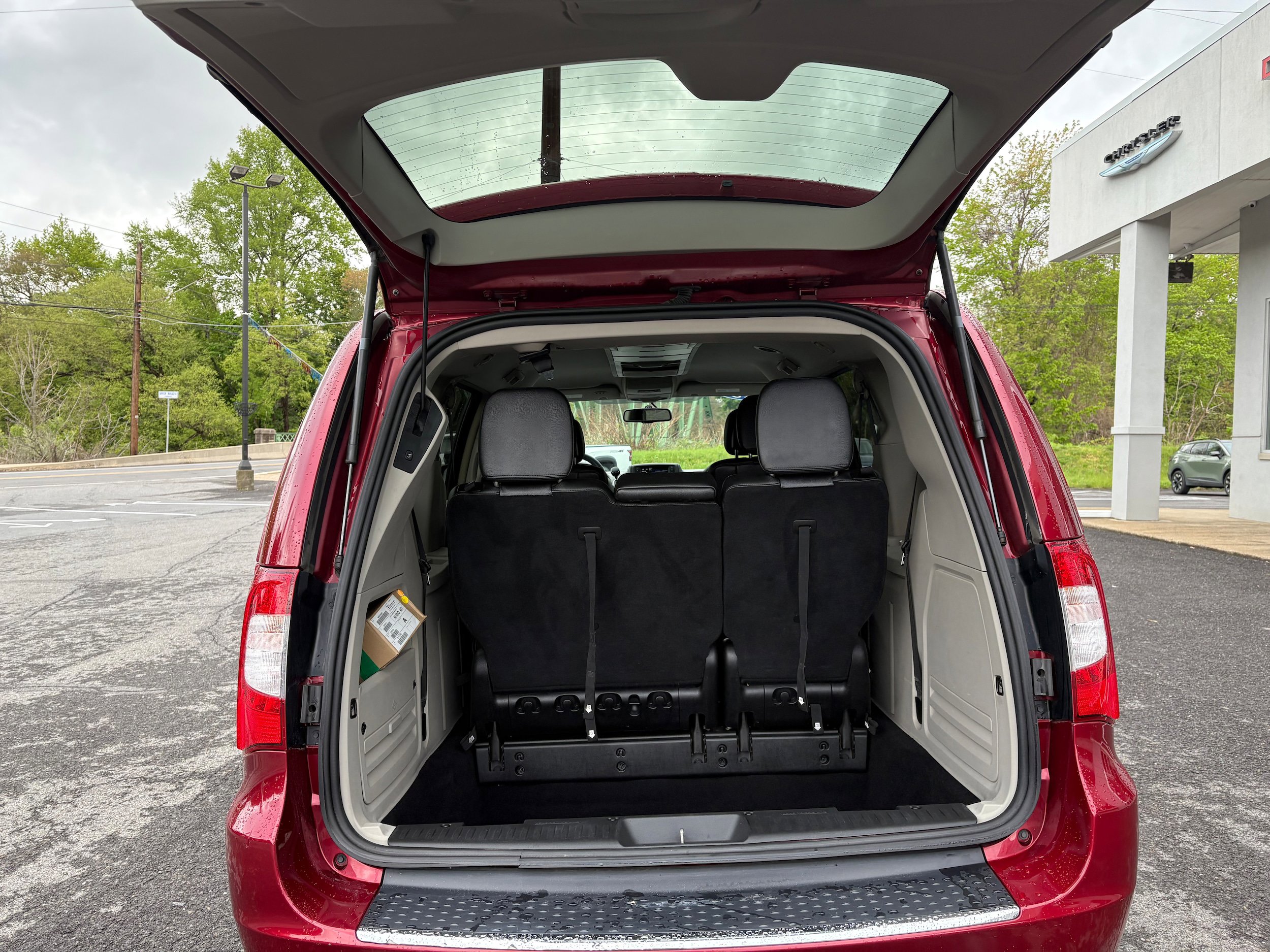 Used 2015 Chrysler Town & Country Touring FWD image 10