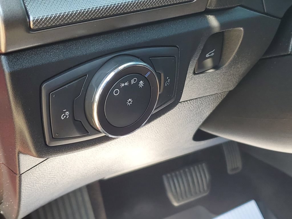 Used 2020 Ford Fusion SE FWD image 9