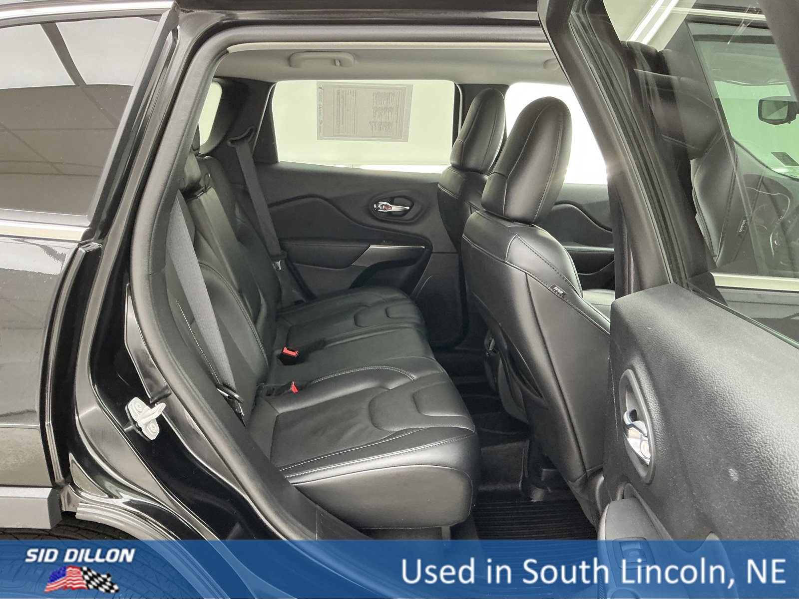 Used 2021 Jeep Cherokee Latitude Lux w/ Mopar Interior Package image 23