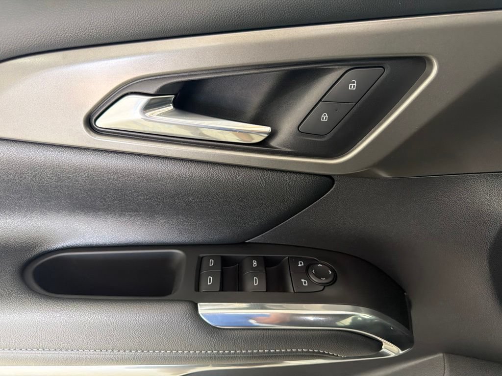 Used 2025 Chevrolet Traverse LT w/ LPO, Floor Liner Package FWD image 21