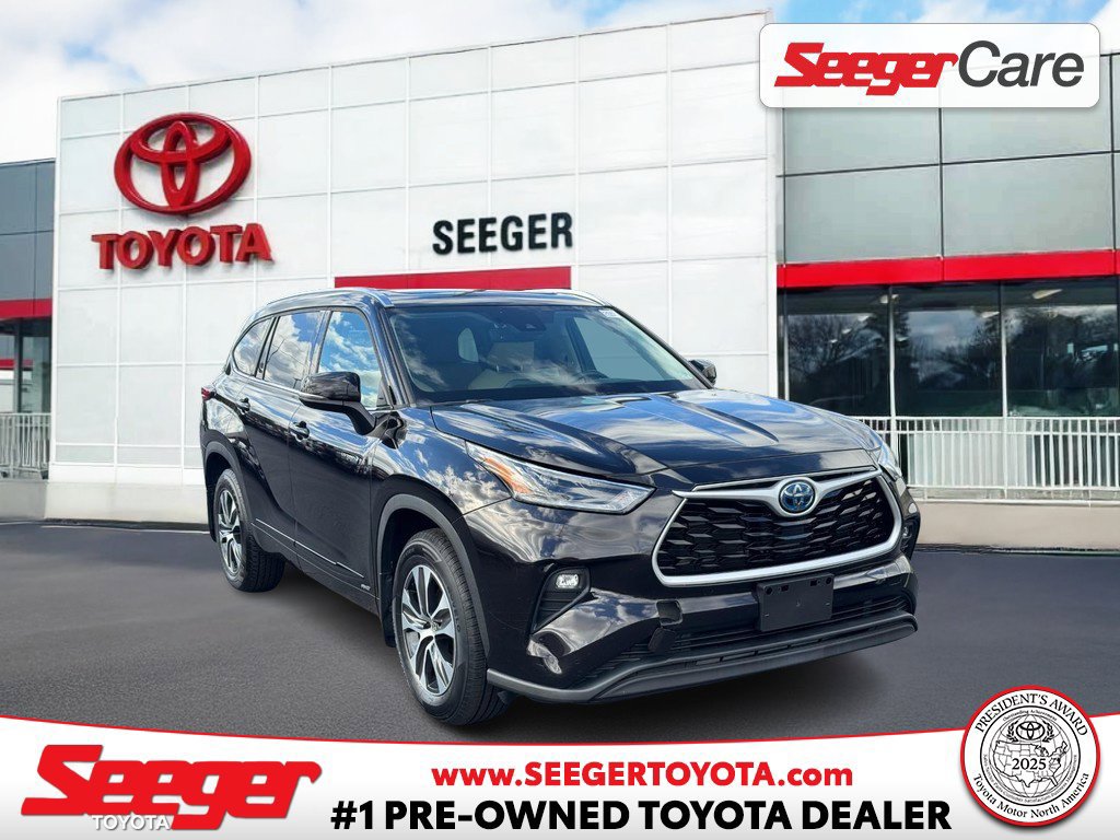 Used 2021 Toyota Highlander XLE AWD/4WD image 1