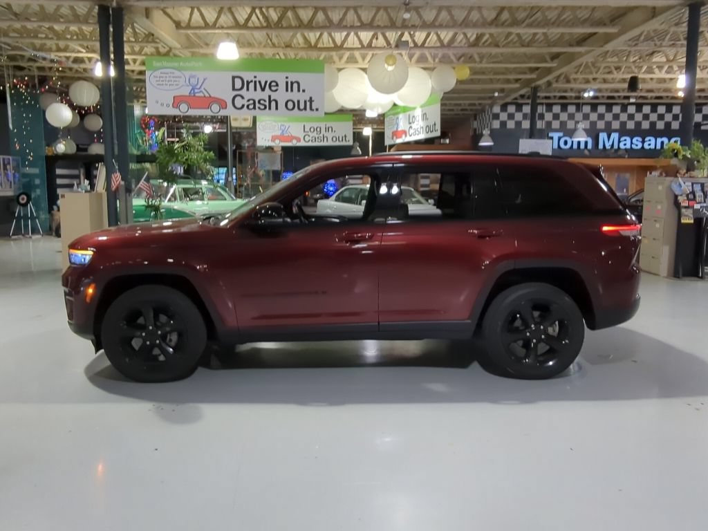 Used 2022 Jeep Grand Cherokee Altitude AWD/4WD image 11